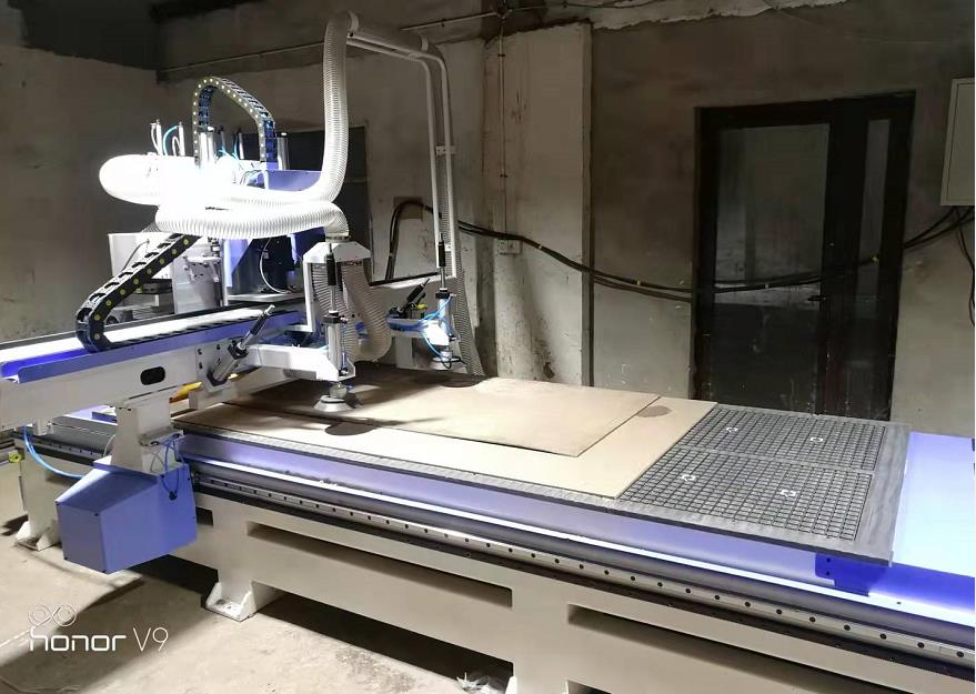 南京1325三工序帶鋸片開料機(jī)(圖3) 南京1325三工序帶鋸片開料機(jī)(圖3)