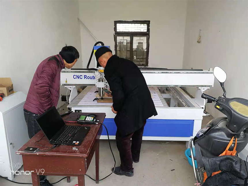 湖北襄陽1325木工雕刻機(側置旋轉軸)(圖2) 湖北襄陽1325木工雕刻機(側置旋轉軸)(圖2)