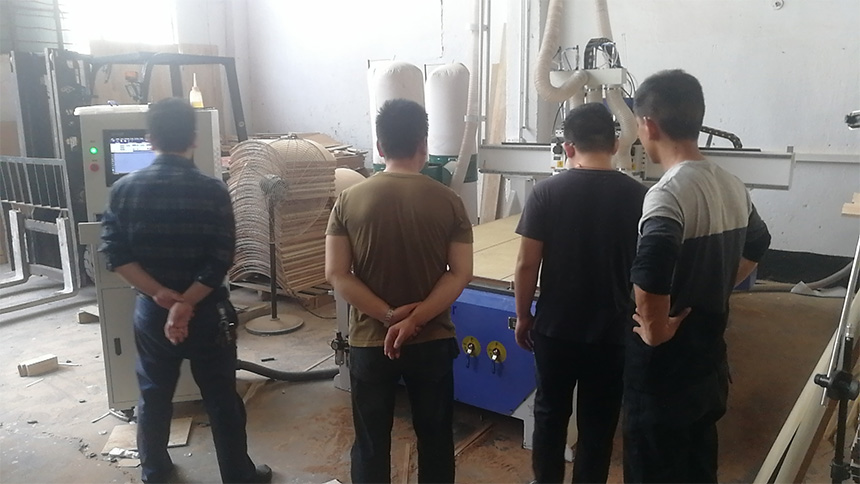 廣東東莞1325四工序開料機(jī)(圖2) 廣東東莞1325四工序開料機(jī)(圖2)