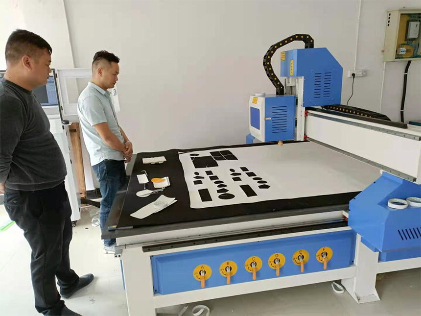 浙江客戶采購1325振動刀切割機(圖2) 浙江客戶采購1325振動刀切割機(圖2)